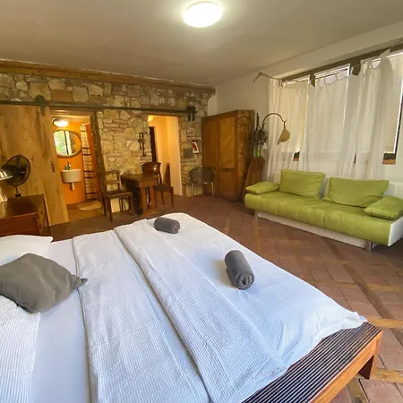 בית הארחה Sebastian A Vinny Bar Proste Sklep מיקולוב